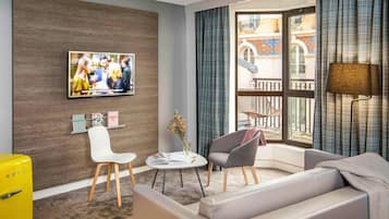 Junior-Suite, 1 Doppelbett und Schlafsofa | Hochwertige Bettwaren, Pillowtop-Betten, Minibar, Zimmersafe