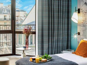 Ropa de cama de alta calidad, colchones con pillow-top y minibar 