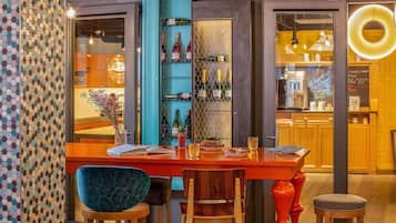 Déjeuner et dîner servis sur place