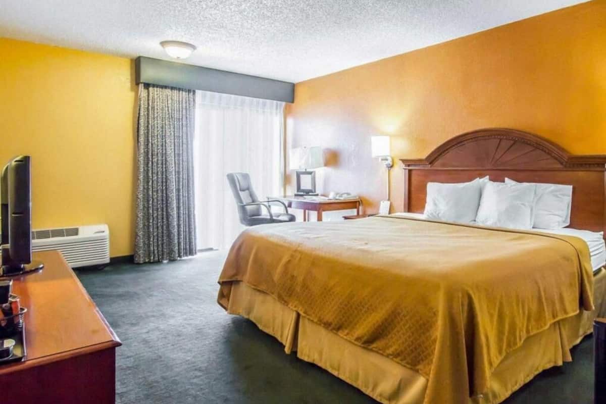 Desk, iron/ironing board, free WiFi, bed sheets