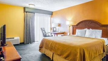 Escritorio, tabla de planchar con plancha, wifi gratis y ropa de cama