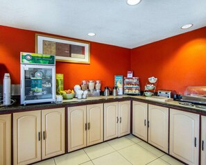 Café da manhã com buffet grátis todos os dias