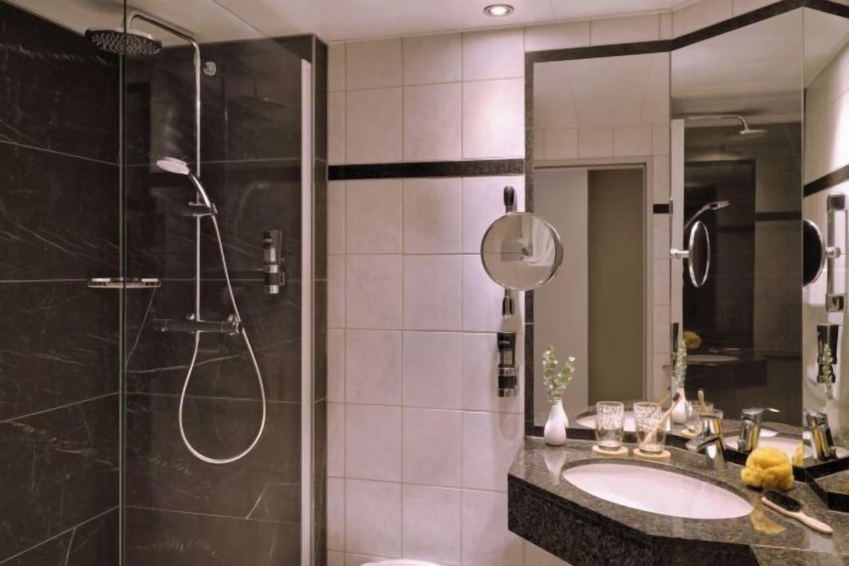 Baño | Ducha, artículos de higiene personal gratuitos y secador de pelo