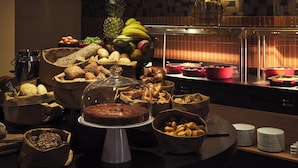 Ein Buffet mit verschiedenen Backwaren, Früchten und einer Torte.