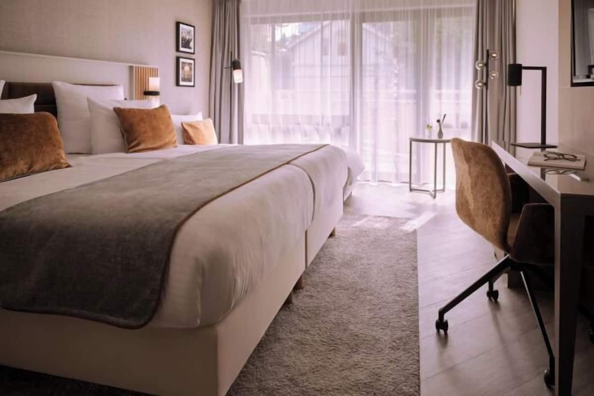 In-room safe, desk, soundproofing, iron/ironing board