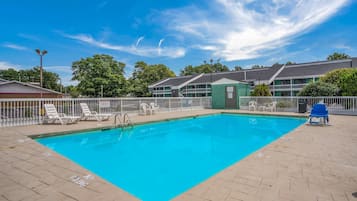 Una piscina al aire libre de temporada