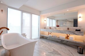 Combined shower/tub, deep soaking tub, free toiletries, hair dryer - Marriott Buenos Aires Downtown (Buenos Aires)