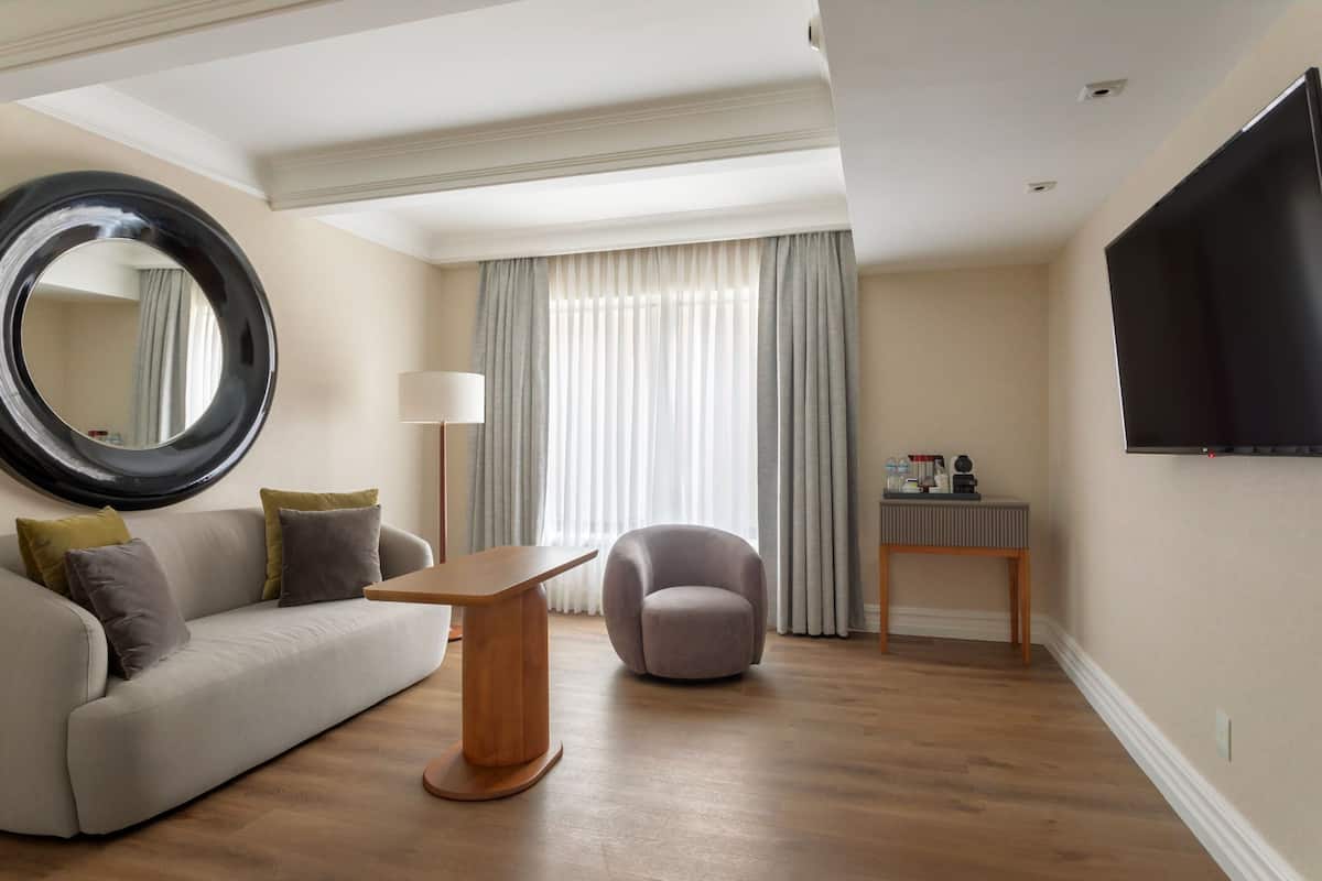 Executive Suite, 1 King Bed, Pool Access