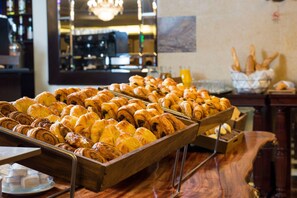 Se ofrece un desayuno bufé todos los días (por un coste adicional)