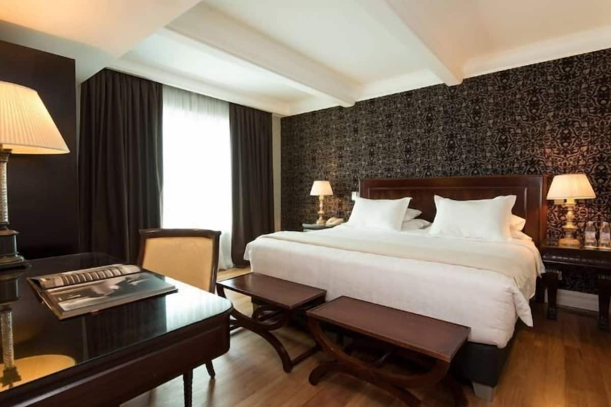 1 bedroom, Egyptian cotton sheets, premium bedding, down comforters