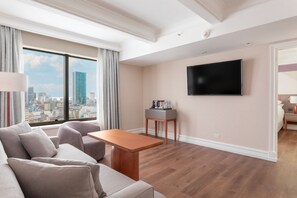 Executive Suite, 1 King Bed, Pool Access | Egyptian cotton sheets, premium bedding, down comforters - Marriott Buenos Aires Downtown (Buenos Aires)