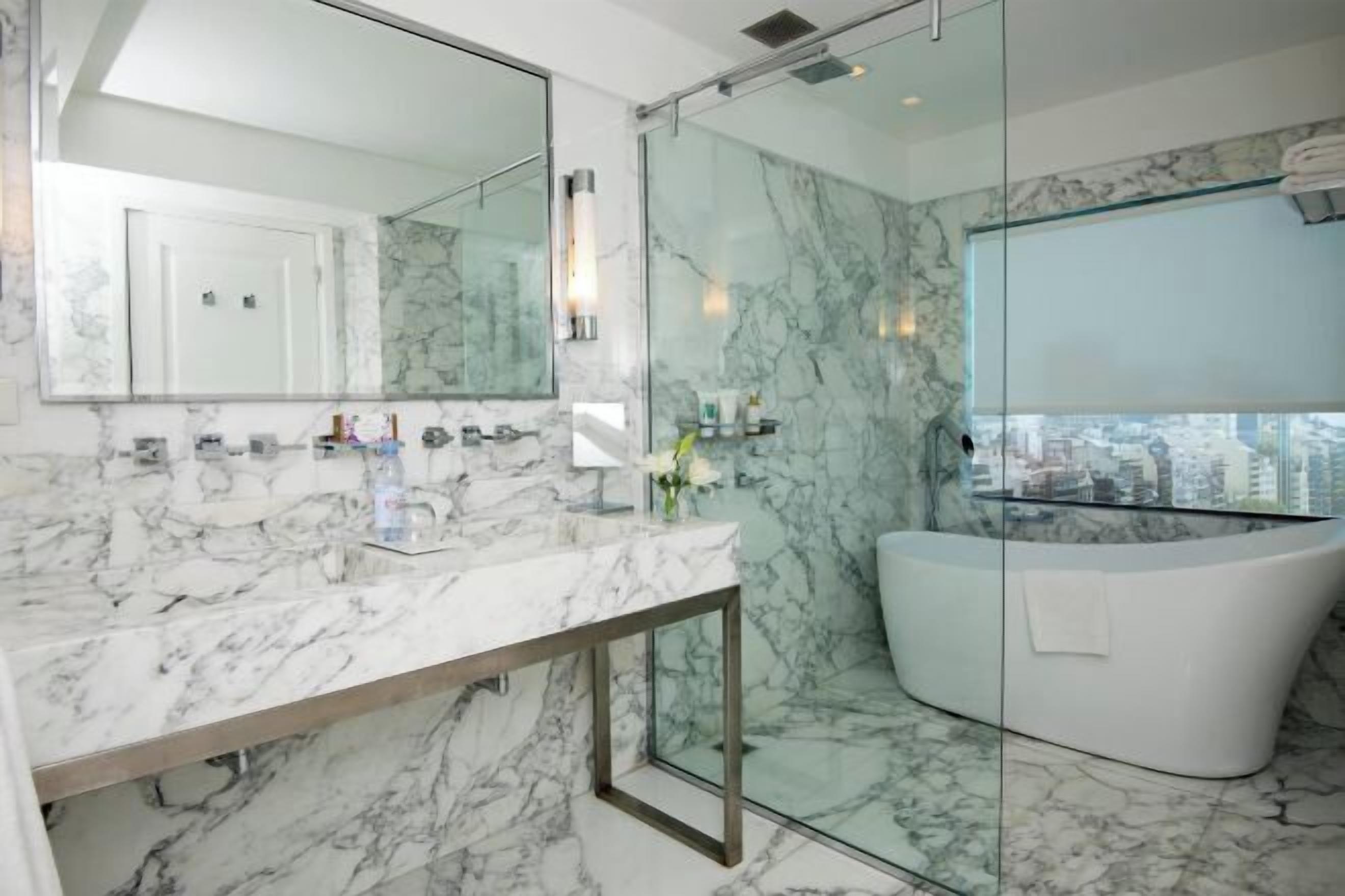 욕실 | 샤워기/욕조 결합, 전신 욕조, 무료 세면용품, 헤어드라이어