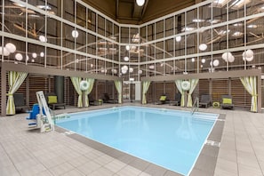 室内游泳池,10:00 至 22:00 开放,免费小屋,日光浴躺椅