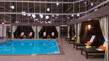 Kolam renang indoor, buka mulai 10.00 hingga 22.00, dengan cabana gratis