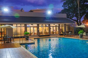 Outdoor pool - Holiday Inn Harare by IHG (Harare)