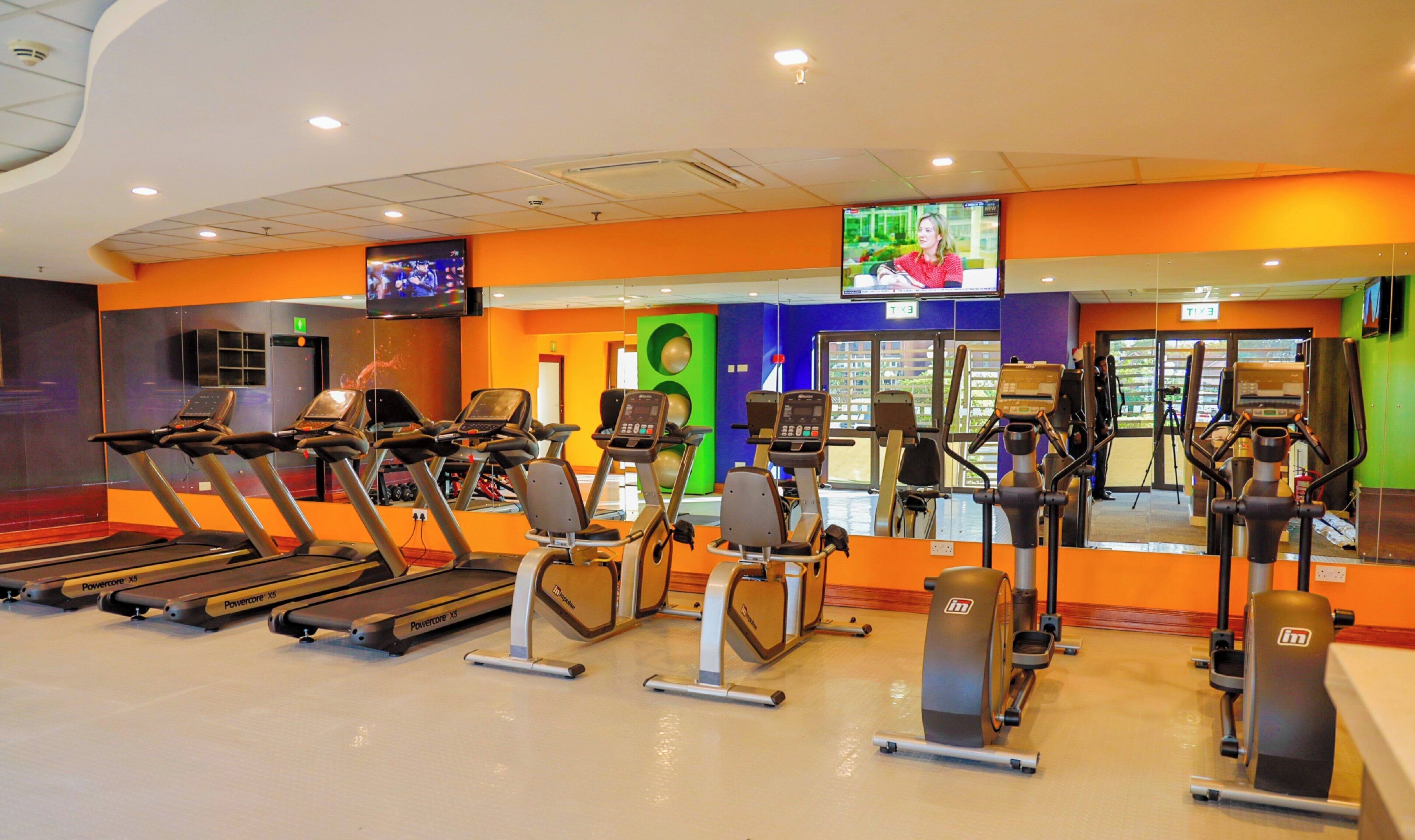 Academia equipada com esteiras, elípticos e bicicletas ergométricas.