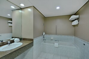 Een aparte badkuip en douche, een diep bad, gratis toiletartikelen