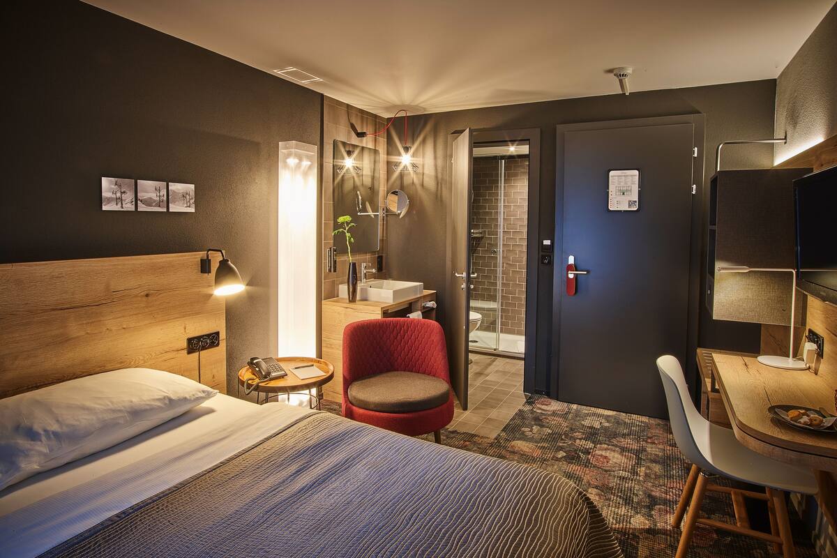 comfort single room, 1 large single bed, non smoking, balcony | room amenity