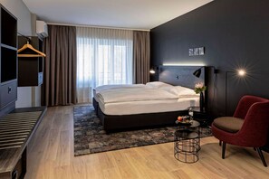 خزنة داخل الغرفة ومكتب وستائر تعتيم وتجهيزات عازلة للصوت