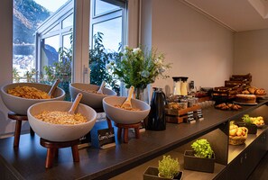 Free daily buffet breakfast 