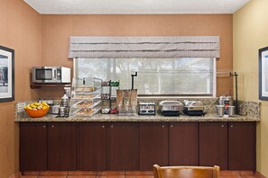 Café da manhã com buffet grátis todos os dias