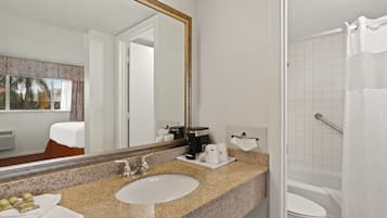 Ensemble baignoire-douche, articles de toilette (gratuits)