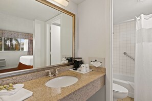Ensemble douche/baignoire, articles de toilette gratuits, sèche-cheveux
