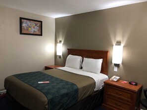 Desk, iron/ironing board, cribs/infant beds, rollaway beds - Econo Lodge Temple (Temple)