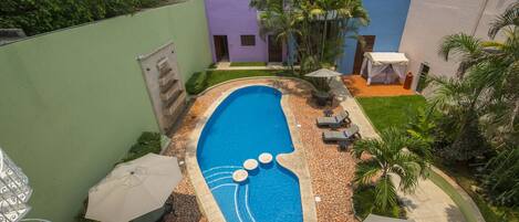 حمّام سباحة خارجي، مظلات على حمّام السباحة، مقاعد للتشمس