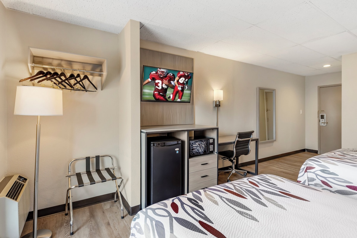 Blackout drapes, WiFi (free), bed sheets
