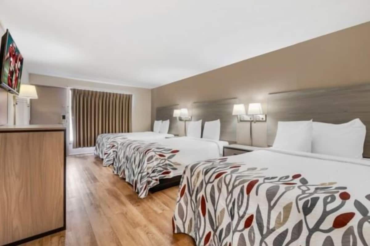 1 dormitorio, cortinas opacas, wifi gratis y ropa de cama
