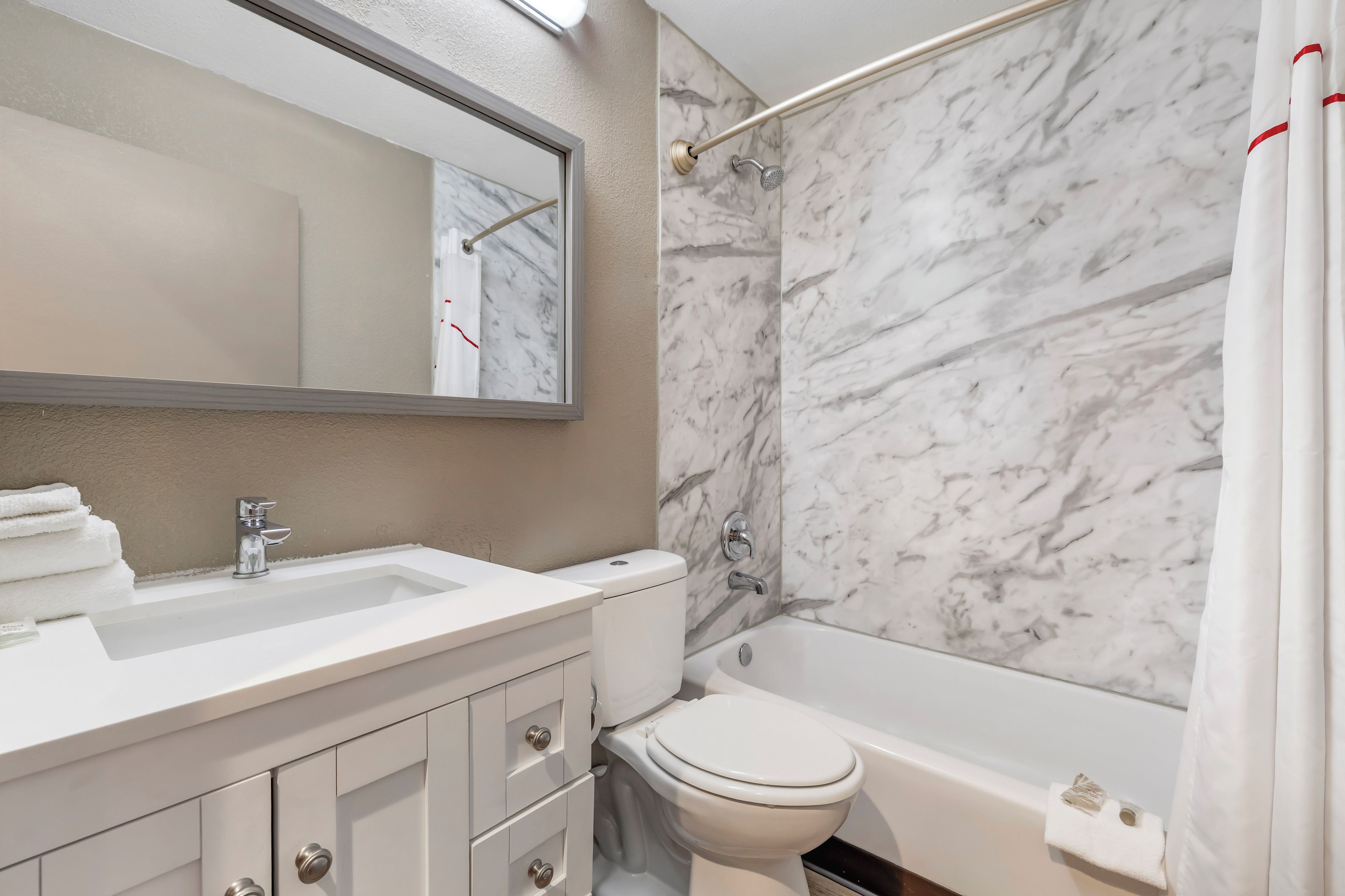 Combined shower/tub, free toiletries, towels
