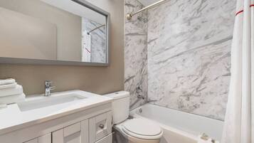 Combined shower/tub, free toiletries, towels