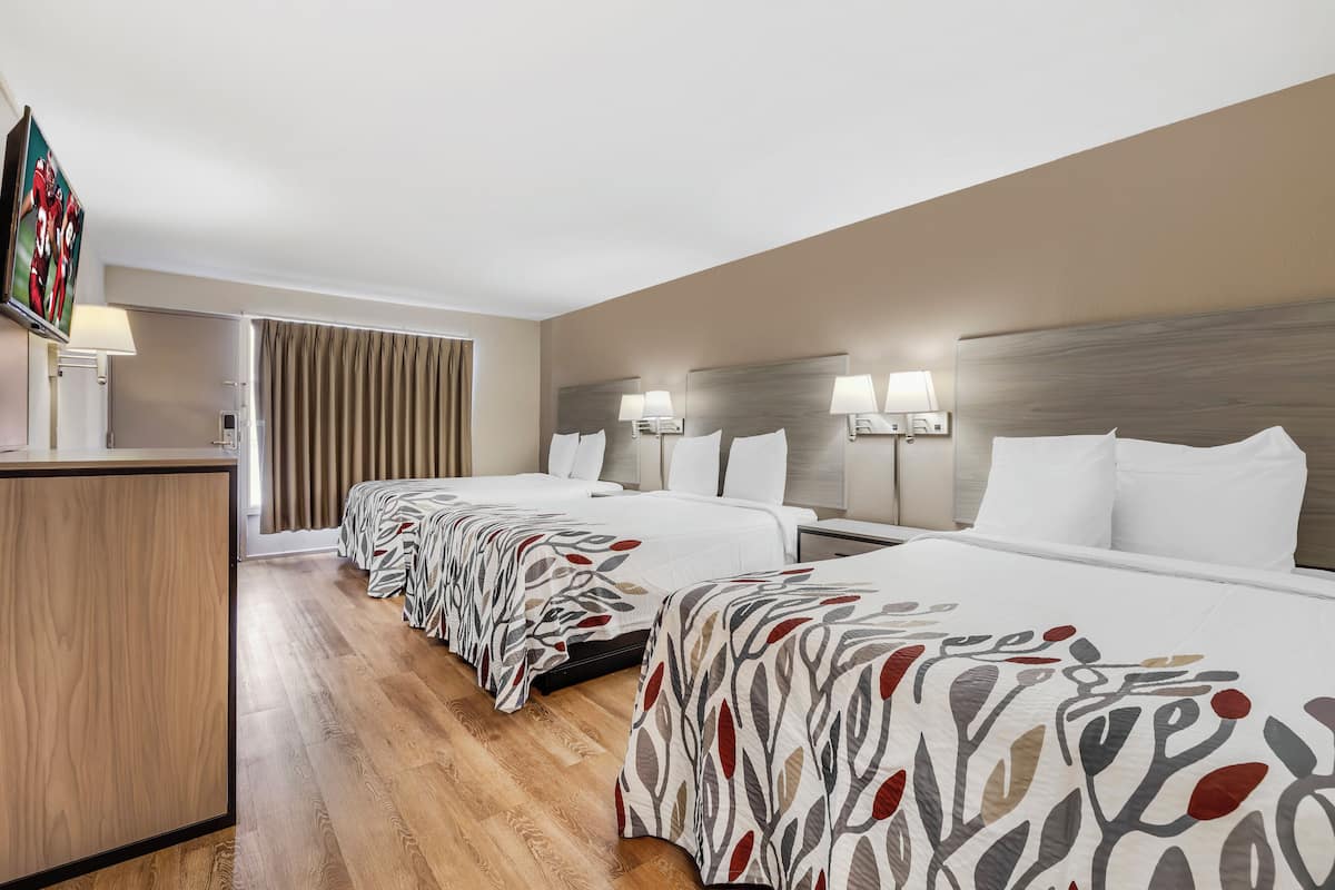 Deluxe Room, Non Smoking (3 Full Beds) | 1 bedroom, blackout drapes, free WiFi, bed sheets