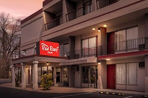 A Red Roof Inn with a two-story structure, balconies, and a red sign. - Red Roof Inn Stroudsburg (Stroudsburg)