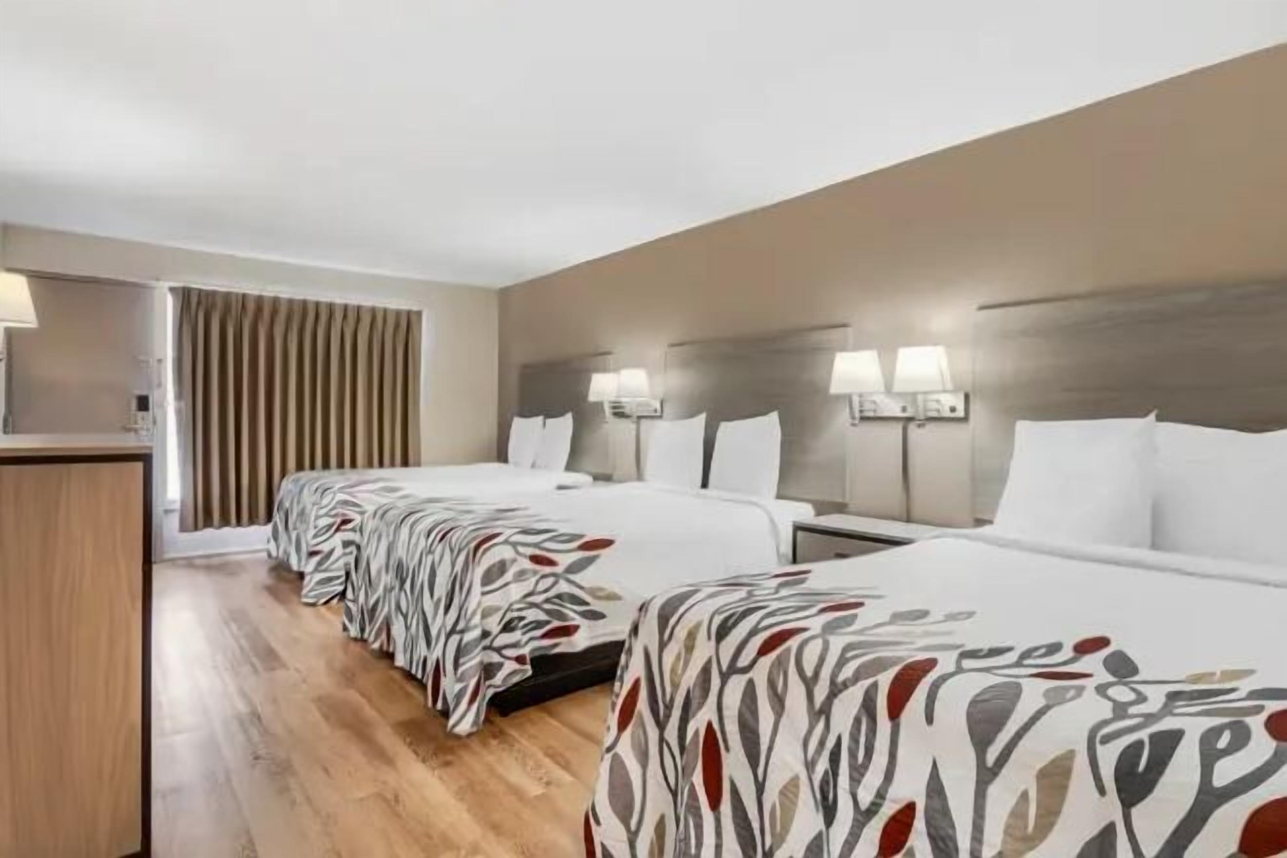 Blackout drapes, free WiFi, bed sheets