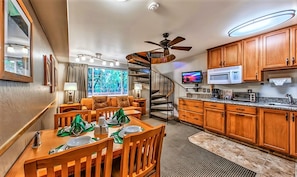 Townhouse | Ćrea de sala de estar | Televisión LED y reproductor de DVD