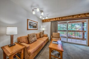 Room, 2 Bedrooms (3 bathrooms) | Living area