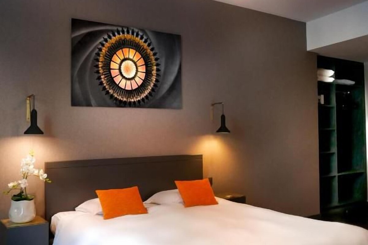 Premium bedding, in-room safe, desk, soundproofing