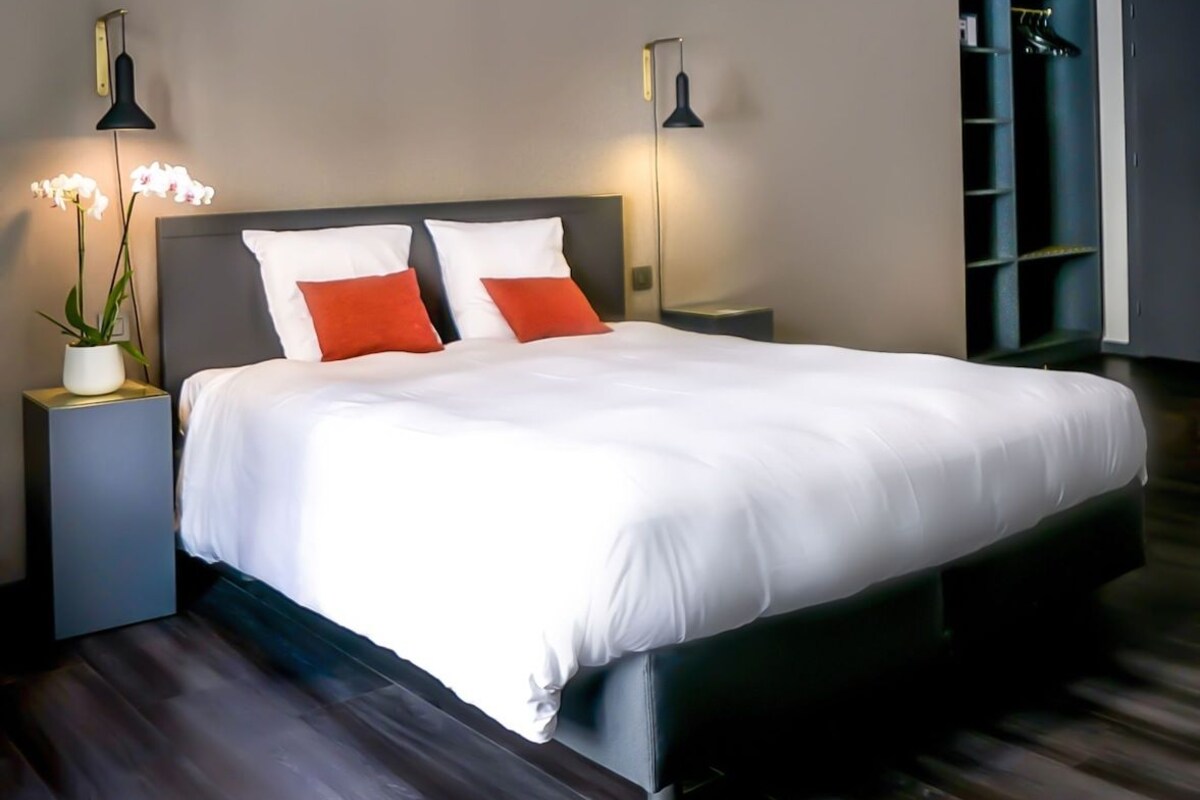 Premium bedding, in-room safe, desk, soundproofing