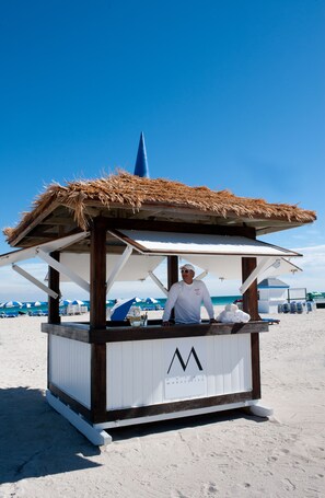 On the beach, white sand, sun loungers, beach umbrellas - Marseilles Beachfront Hotel (Miami Beach)