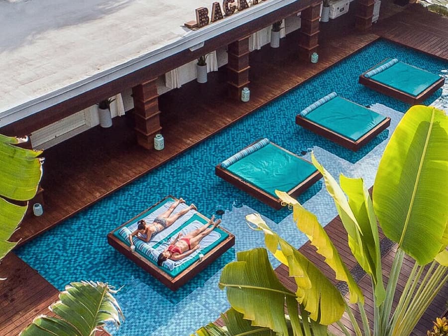 Piscina externa, funciona das 8h às 20h, barracas, guarda-sóis