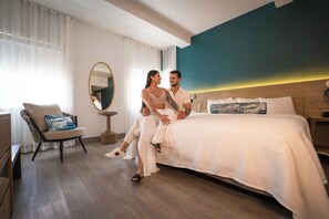 Premium bedding, pillowtop beds, in-room safe, laptop workspace - Marseilles Beachfront Hotel (Miami Beach)