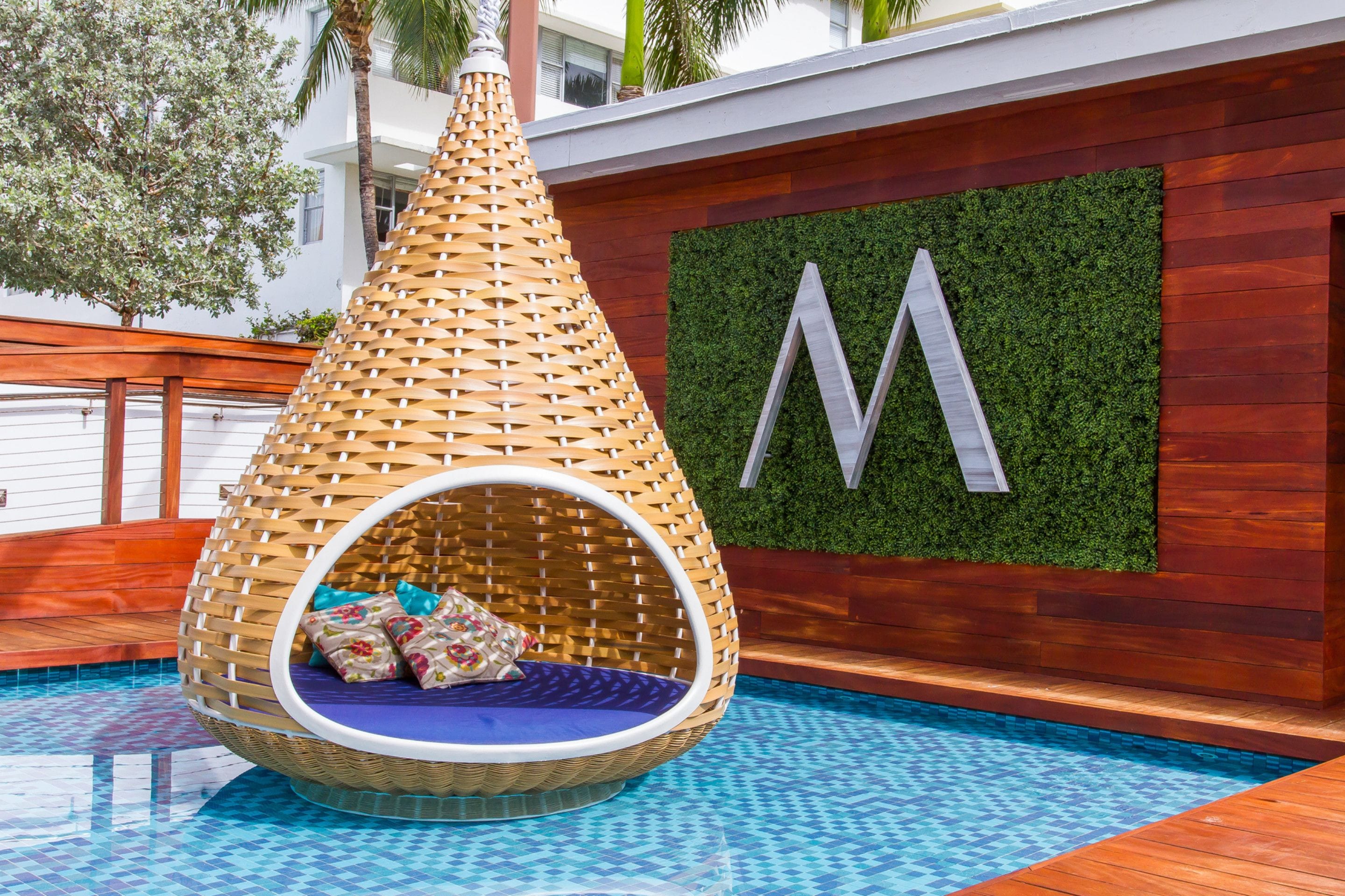Piscina externa, funciona das 8h às 20h, barracas, guarda-sóis