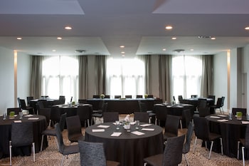 Meeting space at Marseilles Beachfront Hotel