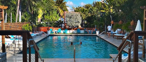 Una piscina al aire libre, cabañas de piscina (de pago), sombrillas