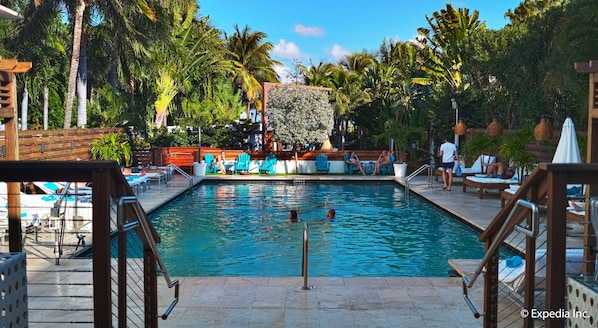 Piscina externa, funciona das 8h às 20h, barracas, guarda-sóis