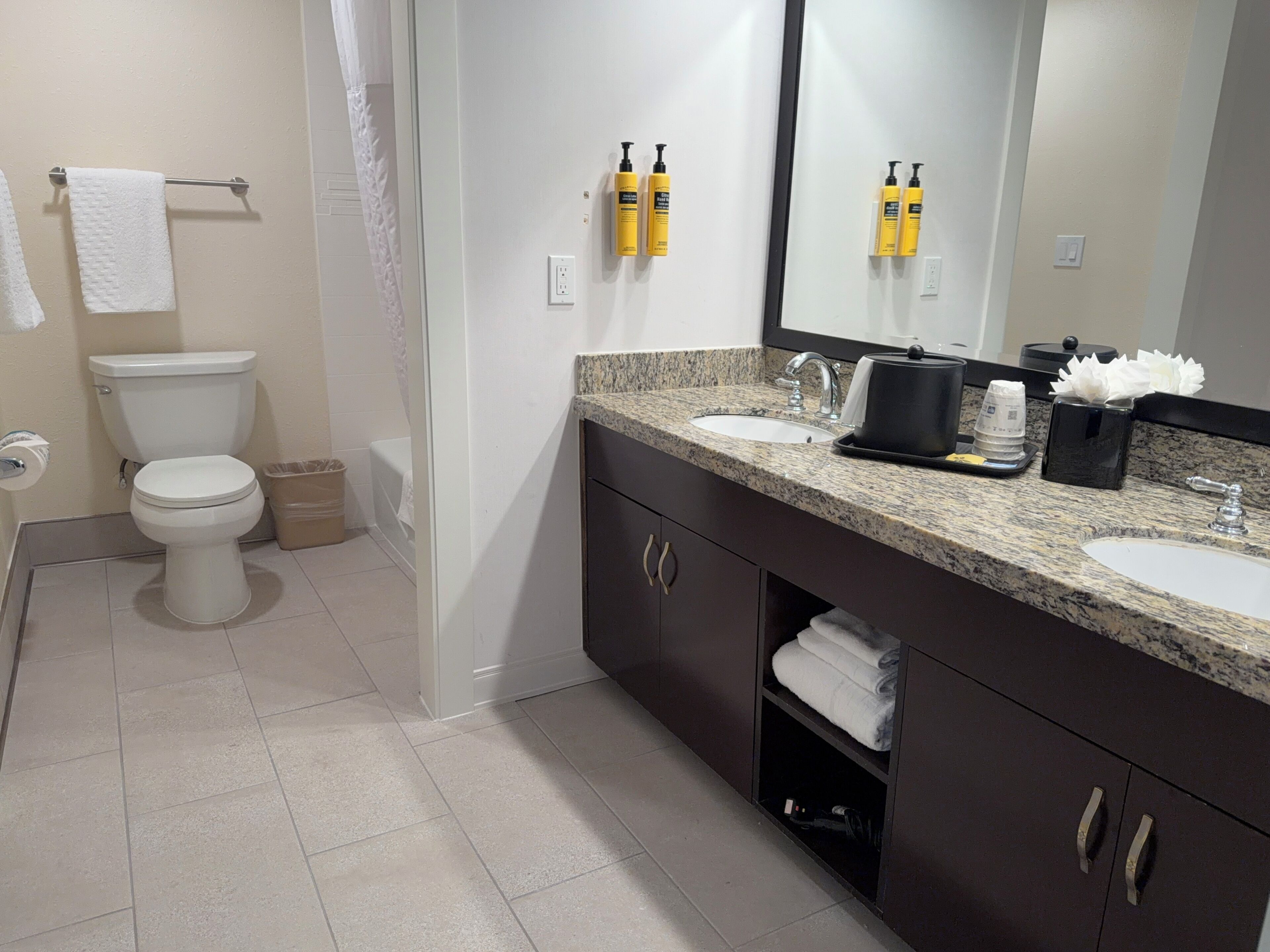 Un baño moderno con inodoro, lavamanos y tocador.