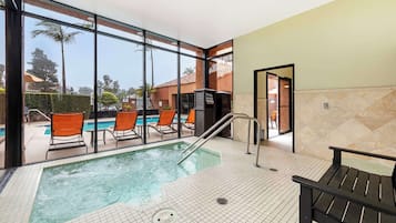 Udendørs pool, parasoller, liggestole