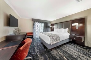 أسرّة بطبقة علوية مريحة ومكتب ومساحة عمل للكمبيوتر المحمول وستائر تعتيم